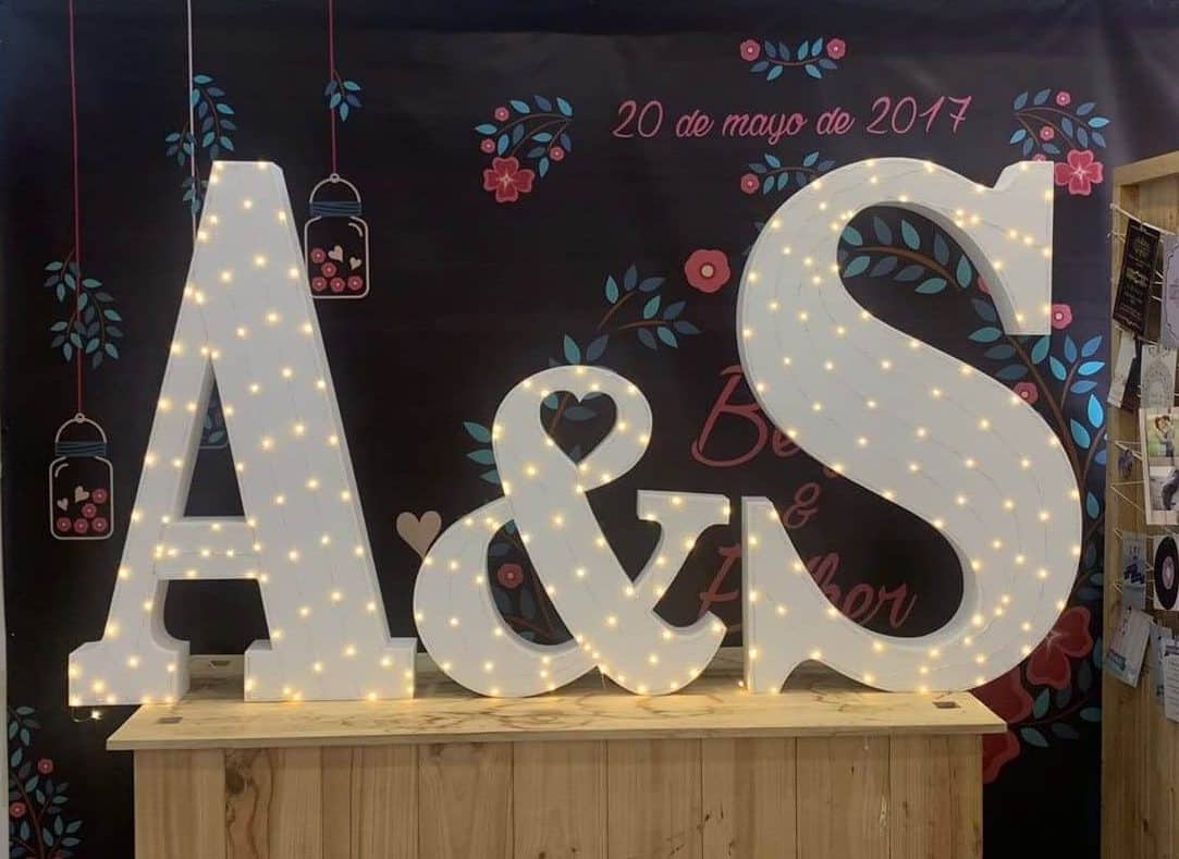 Decoração para casamento com letras gigantes "A & S" em esferovite iluminado, esplêndidas para eventos noturnos em Portugal.