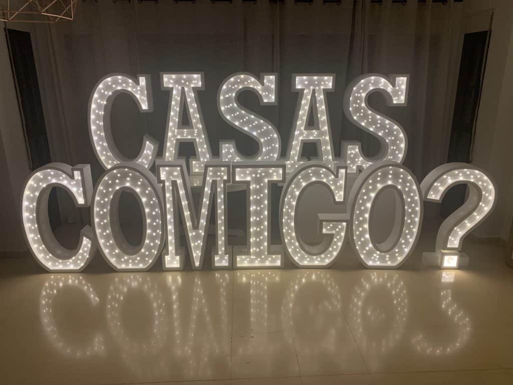 Letras personalizadas de esferovite iluminadas com a frase "CASAS COMIGO?", para propostas de casamento e eventos românticos.
