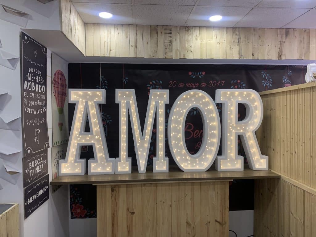 Palavra "AMOR" gigante iluminada em esferovite, personalizável para decoração de casamentos e eventos românticos.