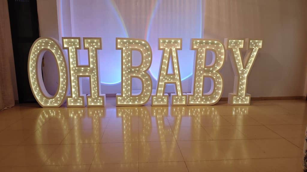 Frase luminosa "OH BABY" feita de poliestireno, ideal para letras para baby showers e gender reveals, criando um ponto focal mágico na decoração do evento.
