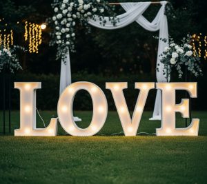 Letras para casamentos, LOVE iluminada em poliespan para casamento, ideal para decoração romântica e ambientes de festa.