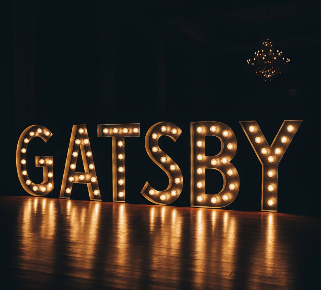 Letras luminosas para eventos noturnos em estilo Art Deco a dizer "GATSBY", ideais para decoração de festa temática dos anos 20 ou evento de luxo.