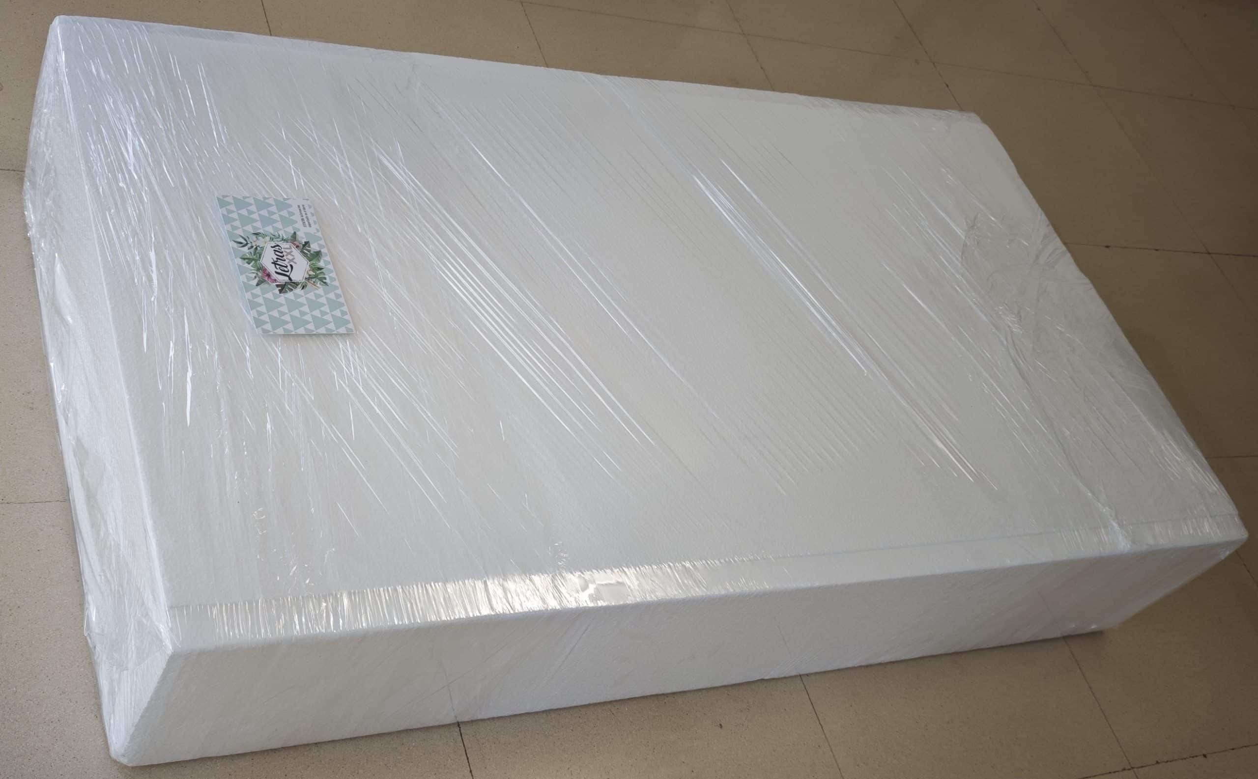 Embalagem de transporte de letras gigantes fechada e protegida com película transparente